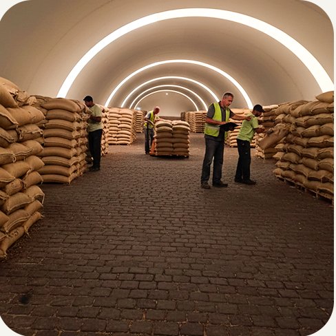 Sacas de fertilizante armazenadas em galpão inflável