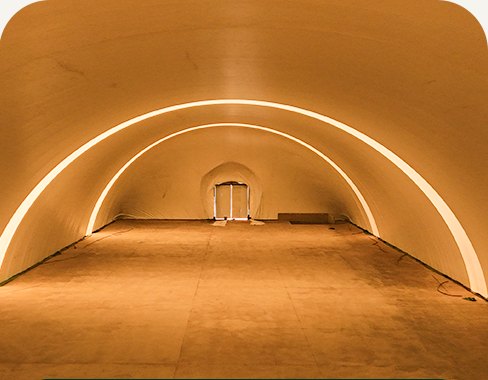 Interior amplo de galpão inflável usado como canteiro de obras