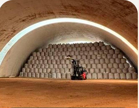 Big bags de fertilizante empilhados dentro de galpão inflável