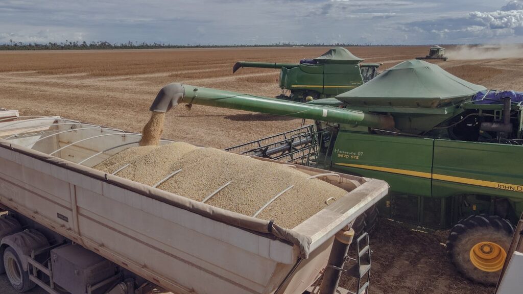 colheitadeira operando no campo